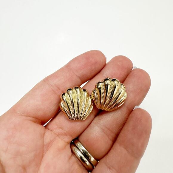 2/$30 NEW Dainty Delicate Sea Shell Earrings Gold or Silver Post Stud Backs 130 - Picture 8 of 15